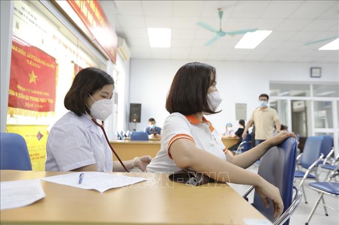 Khu vực khám sàng lọc trước tiêm. Ảnh: Minh Quyết - TTXVN