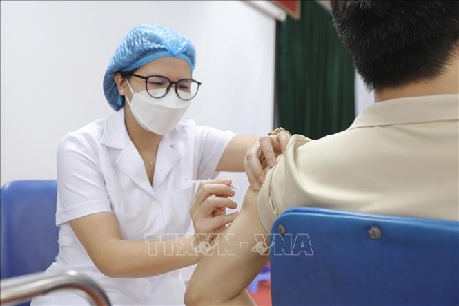 Nhân viên y tế quận Hai Bà Trưng tiêm vaccine phòng COVID-19 cho người dân tại điểm tiêm Nhà hộ sinh B (quận Hai Bà Trưng) ngày 24/4/2023. Ảnh: Minh Quyết - TTXVN
