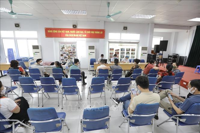 Điểm tiêm vaccine phòng COVID-19 tại điểm tiêm Nhà hộ sinh B (quận Hai Bà Trưng). Ảnh: Minh Quyết - TTXVN