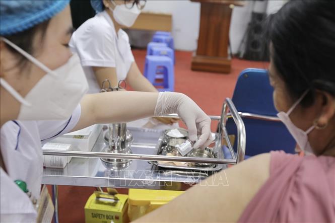 Vaccine tiêm đợt này là của AstraZeneca. Ảnh: Minh Quyết - TTXVN