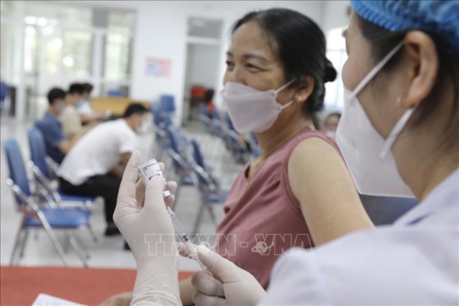 Người dân được tiêm đợt này là vaccine AstraZeneca. Ảnh: Minh Quyết - TTXVN