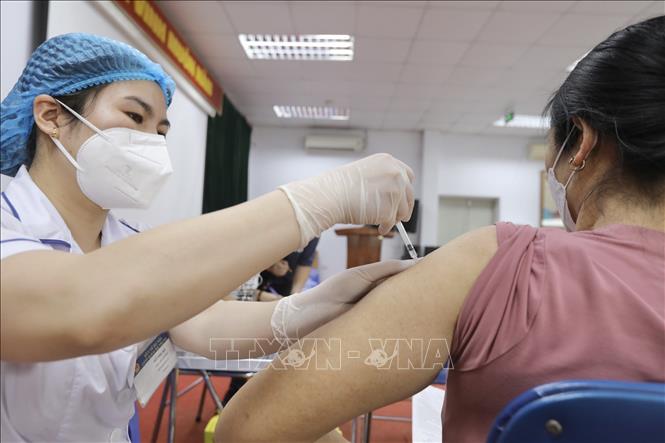 Nhân viên y tế quận Hai Bà Trưng tiêm vaccine phòng COVID-19 cho người dân tại điểm tiêm Nhà hộ sinh B (quận Hai Bà Trưng) ngày 24/4/2023. Ảnh: Minh Quyết - TTXVN