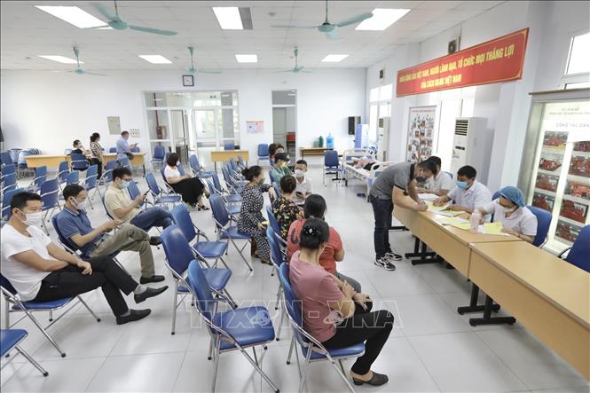Điểm tiêm vaccine phòng COVID-19 tại điểm tiêm Nhà hộ sinh B (quận Hai Bà Trưng). Ảnh: Minh Quyết - TTXVN
