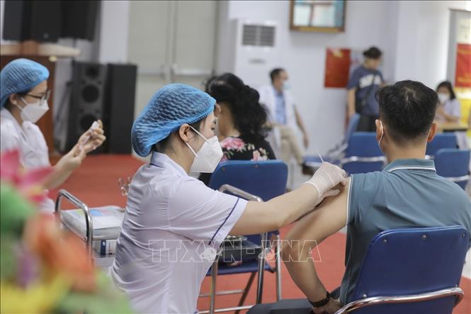 Nhân viên y tế quận Hai Bà Trưng tiêm vaccine phòng COVID-19 cho người dân tại điểm tiêm Nhà hộ sinh B (quận Hai Bà Trưng) ngày 24/4/2023. Ảnh: Minh Quyết - TTXVN