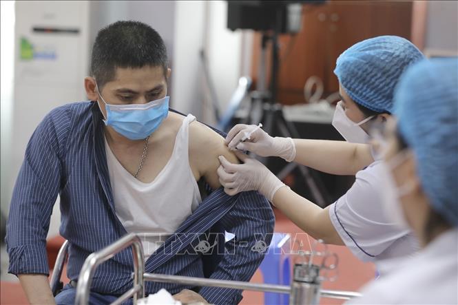 Nhân viên y tế quận Hai Bà Trưng tiêm vaccine phòng COVID-19 cho người dân tại điểm tiêm Nhà hộ sinh B (quận Hai Bà Trưng) ngày 24/4/2023. Ảnh: Minh Quyết - TTXVN