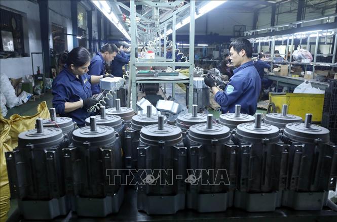 Trong ảnh: Sản xuất máy bơm nước tại Công ty TNHH Bảo Long. Ảnh: Anh Tuấn – TTXVN 