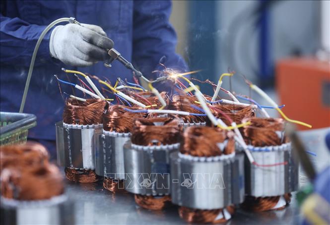 Trong ảnh: Sản xuất máy bơm nước tại Công ty TNHH Bảo Long. Ảnh: Anh Tuấn – TTXVN 