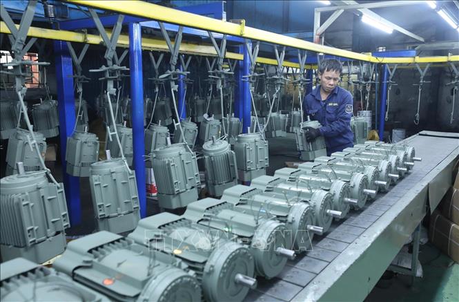 Trong ảnh: Sản xuất máy bơm nước tại Công ty TNHH Bảo Long. Ảnh: Anh Tuấn – TTXVN 