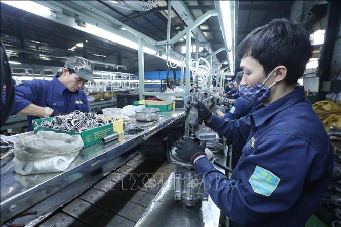 Trong ảnh: Sản xuất máy bơm nước tại Công ty TNHH Bảo Long. Ảnh: Anh Tuấn – TTXVN 