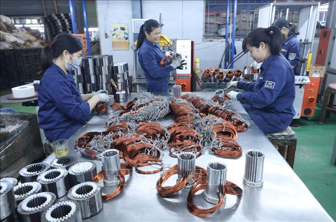 Trong ảnh: Sản xuất máy bơm nước tại Công ty TNHH Bảo Long. Ảnh: Anh Tuấn – TTXVN 