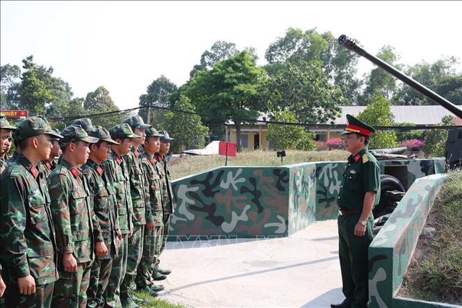 Chỉ huy Lữ đoàn phòng không 71 rút kinh nghiệm cho chiến sĩ đại đội 104 sau giờ huấn luyện SSCĐ bảo vệ vùng trời TP Hồ Chí Minh trong những ngày Lễ, Tết của dân tộc. Ảnh: Trọng Đức - TTXVN