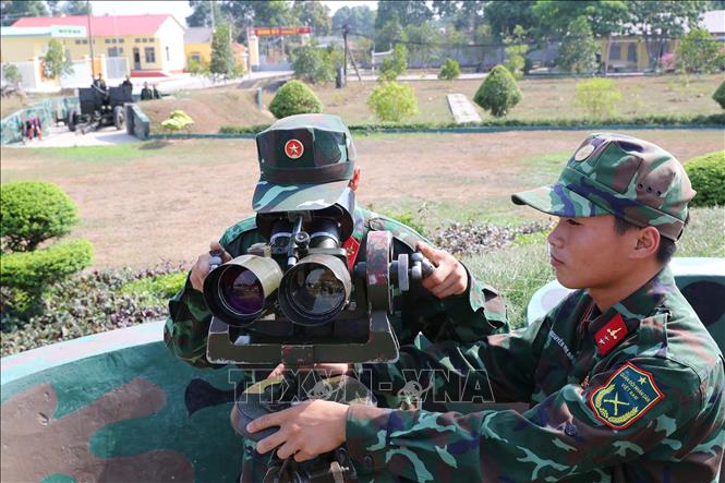 Kíp chiến sĩ đại đội 104 quan sát mục tiêu để thông báo cho khẩu đội pháo 57 tại buổi huấn luyện SSCĐ bảo vệ vùng trời TP Hồ Chí Minh trong những ngày Lễ, Tết của dân tộc. Ảnh: Trọng Đức - TTXVN