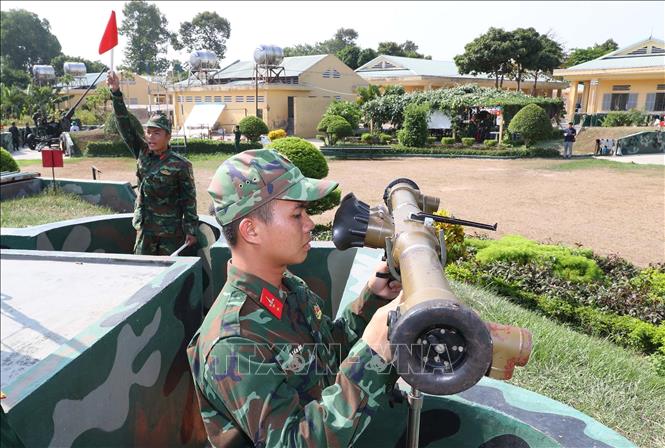 Chiến sĩ đại đội 104 đo cự ly mục tiêu để thông báo tới khẩu đội pháo 57 tại buổi huấn luyện SSCĐ bảo vệ vùng trời TP Hồ Chí Minh trong những ngày Lễ, Tết của dân tộc. Ảnh: Trọng Đức - TTXVN