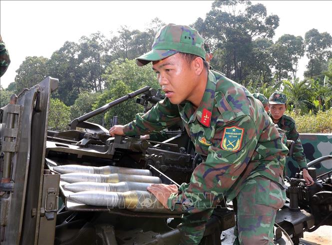 Chiến sĩ đại đội 104, tiểu đoàn 12 huấn luyện báo động cấp 1 tại trận địa pháo 57 sẵn sàng chiến đấu bảo vệ vùng trời TP Hồ Chí Minh trong những ngày Lễ, Tết của dân tộc. Ảnh: Trọng Đức - TTXVN