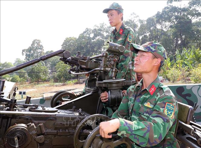Chiến sĩ đại đội 104, tiểu đoàn 12 huấn luyện báo động cấp 1, ngắm bắn mục tiêu tại khẩu đội pháo 57 SSCĐ bảo vệ vùng trời TP Hồ Chí Minh. Ảnh: Trọng Đức - TTXVN