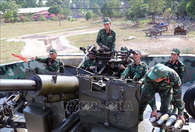 Chiến sĩ đại đội 104, tiểu đoàn 12 trong giờ huấn luyện SSCĐ bảo vệ vùng trời TP Hồ Chí Minh. Ảnh: Trọng Đức - TTXVN