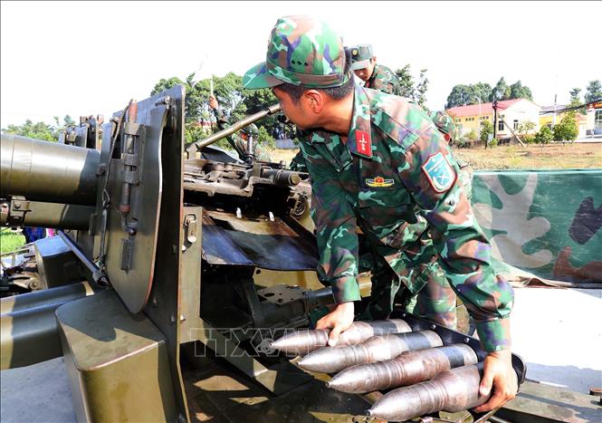 Chiến sĩ đại đội 104, tiểu đoàn 12 nạp đạn vào pháo 57 ly trong giờ huấn luyện SSCĐ bảo vệ vùng trời TP Hồ Chí Minh. Ảnh: Trọng Đức - TTXVN