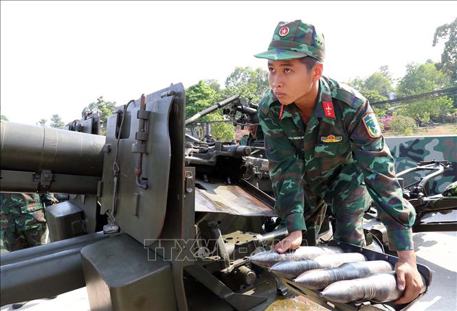 Chiến sĩ đại đội 104, tiểu đoàn 12 nạp đạn vào pháo 57 ly trong giờ huấn luyện SSCĐ bảo vệ vùng trời TP Hồ Chí Minh. Ảnh: Trọng Đức - TTXVN