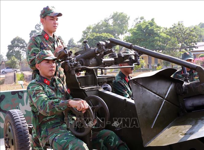 Chiến sĩ đại đội 104, tiểu đoàn 12 huấn luyện báo động cấp 1 tại trận địa pháo 57 SSCĐ bảo vệ vùng trời TP Hồ Chí Minh trong những ngày Lễ, Tết của dân tộc. Ảnh: Trọng Đức - TTXVN