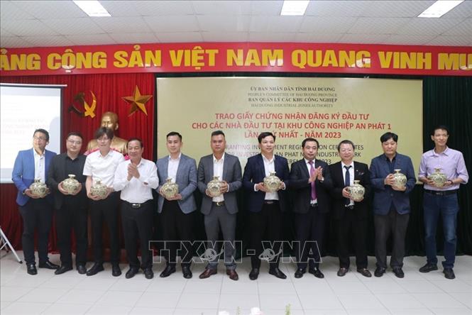 Bí thư Tỉnh ủy Hải Dương Trần Đức Thắng trao tặng phẩm bình gốm Chu Đậu tặng các nhà đầu tư. Ảnh: Mạnh Minh – TTXVN