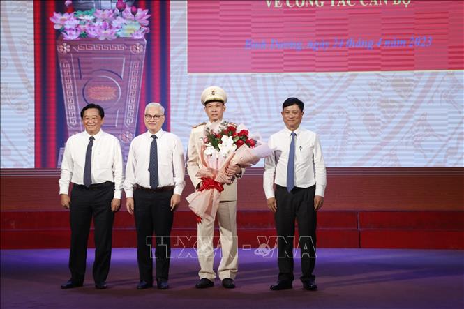 Lãnh đạo tỉnh Bình Dương tặng hoa chúc mừng Đại tá Tạ Văn Đẹp đến nhận công tác và giữ chức vụ Giám đốc Công an tỉnh Bình Dương, kể từ ngày 01/5. Ảnh: TTXVN phát