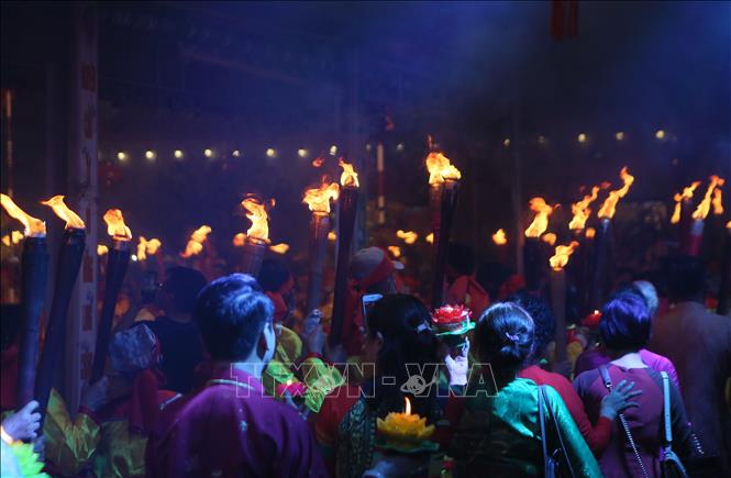 Nghi lễ rước đuốc bắt đầu tại Phủ Dầy. Ảnh: Công Luật - TTXVN
