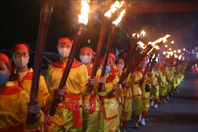 Hàng nghìn ngọn đuốc được người dân trong xã Kim Thái rước vòng quanh khu vực đền, phủ, lăng trong quần thể Di tích lịch sử, văn hóa Phủ Dầy. Ảnh: Công Luật - TTXVN

