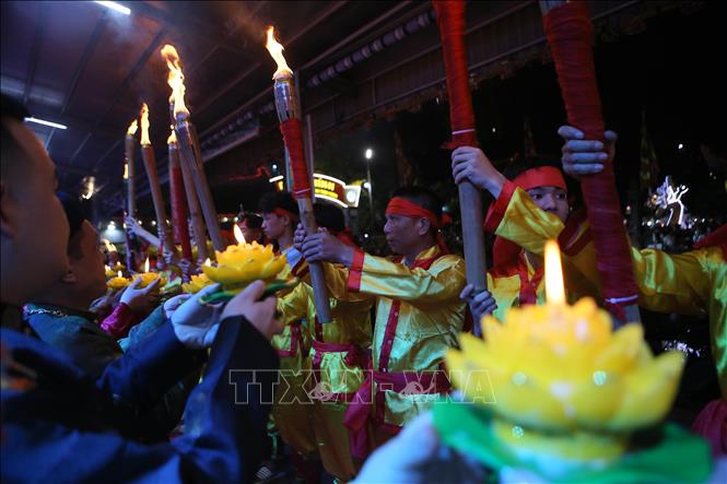 Lửa được tiếp cho các ngọn đuốc. Ảnh: Công Luật - TTXVN