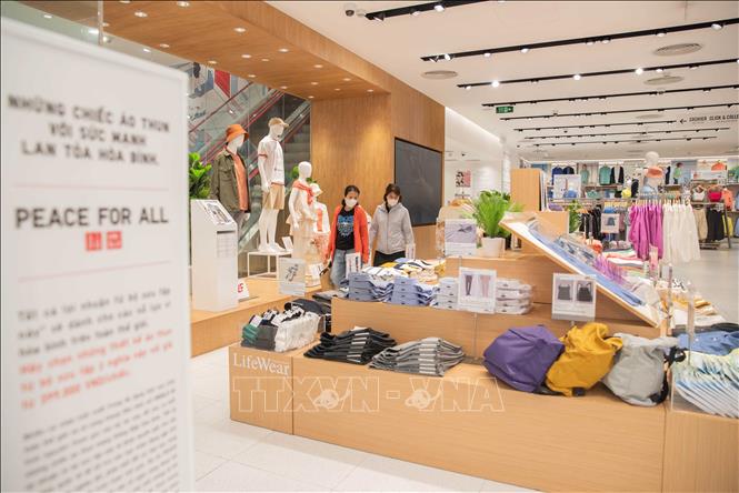 Uniqlo được nhiều người biết đến là công ty thiết kế, may mặc và bán lẻ trang phục thường ngày nổi tiếng của Nhật Bản. Ảnh: Hoàng Hiếu - TTXVN