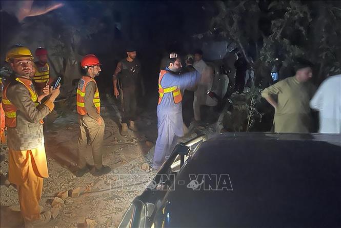 Nhân viên an ninh điều tra tại hiện trường vụ đánh bom ở thị trấn Kabal, tỉnh Khyber - Pakhtunkhawa, Pakistan, ngày 24/4/2023. Ảnh: AFP/TTXVN