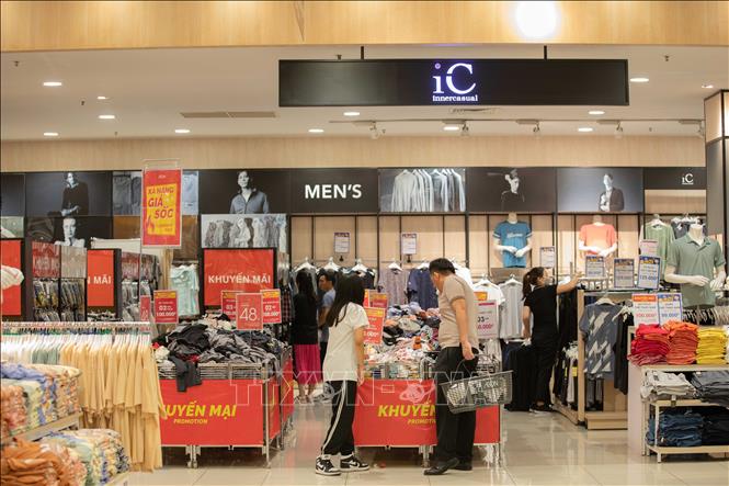 Trong hệ thống AEON, khách hàng có thể chọn mua các sản phẩm với nhãn hàng riêng của siêu thị. Ảnh: Hoàng Hiếu - TTXVN