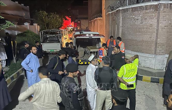 Nhân viên an ninh gác tại hiện trường vụ đánh bom ở thị trấn Kabal, tỉnh Khyber - Pakhtunkhawa, Pakistan, ngày 24/4/2023. Ảnh: AFP/TTXVN
