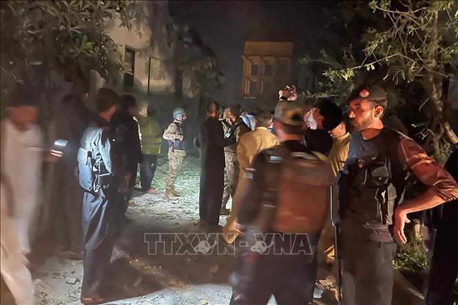 Nhân viên an ninh gác tại hiện trường vụ đánh bom ở thị trấn Kabal, tỉnh Khyber - Pakhtunkhawa, Pakistan, ngày 24/4/2023. Ảnh: AFP/TTXVN