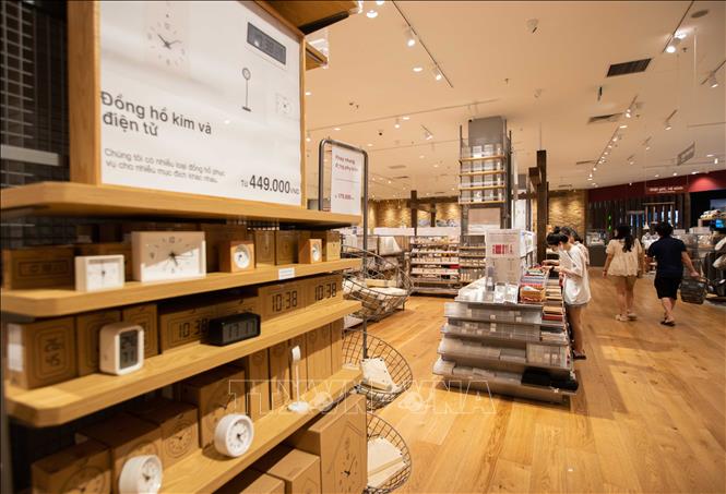 Khách hàng chọn mua đồ tại cửa hàng MUJI trong Siêu thị AEON Long Biên. Ảnh: Hoàng Hiếu - TTXVN