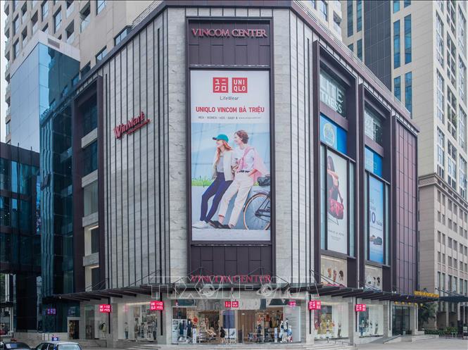 Khu vực riêng biệt của cửa hàng Uniqlo phục vụ khách hàng tại Vincom Bà Triệu. Ảnh: Hoàng Hiếu - TTXVN