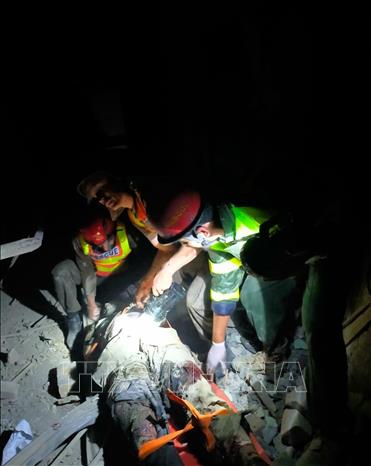 Nhân viên cứu hộ chuyển nạn nhân bị thương trong vụ đánh bom ở  thị trấn Kabal, tỉnh Khyber - Pakhtunkhawa, Pakistan, ngày 24/4/2023. Ảnh: THX/TTXVN