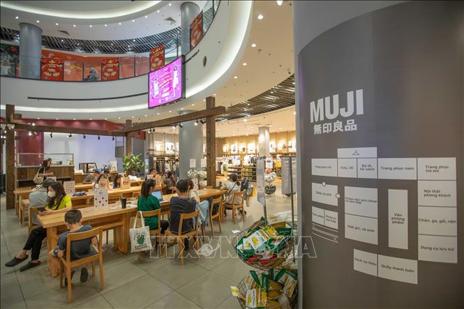 Khách hàng nghỉ ngơi, thư giãn tại quán cà phê trong khu vực cửa hàng đồ tối giản MUJI. Ảnh: Hoàng Hiếu - TTXVN