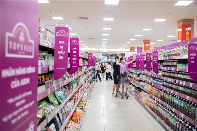 Trong hệ thống AEON, khách hàng có thể chọn mua các sản phẩm với nhãn hàng riêng của siêu thị. Ảnh: Hoàng Hiếu - TTXVN