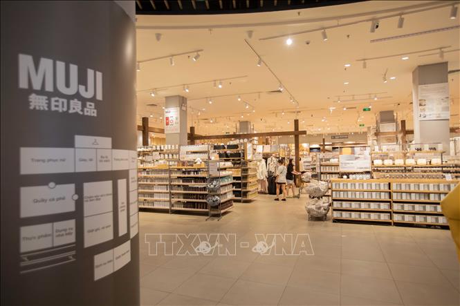 Khu trưng bày với đa dạng hàng hóa phục vụ khách hàng thích đồ tối giản của MUJI tại AEON Long Biên. Ảnh: Hoàng Hiếu - TTXVN
