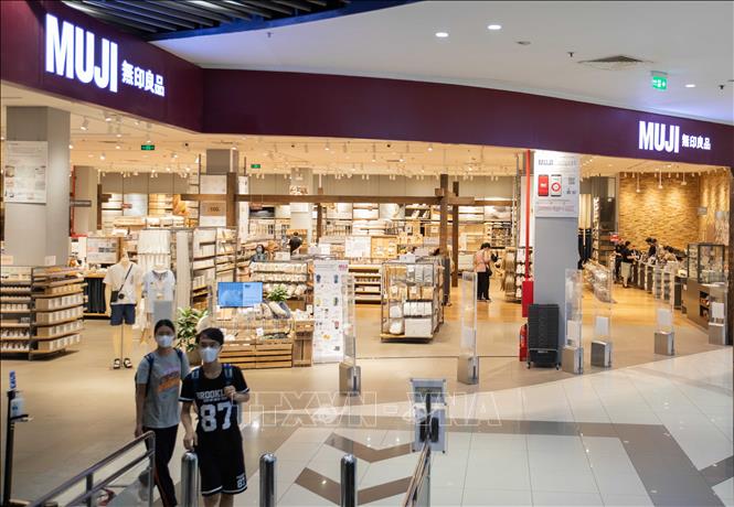 Nhà bán lẻ MUJI (Nhật Bản) theo phong cách tối giản, có nhiều mặt hàng phổ biến như quần áo và đồ gia dụng phục vụ khách hàng tại AEON Long Biên. Ảnh: Hoàng Hiếu - TTXVN