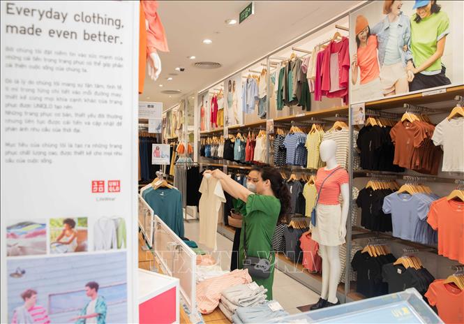 Uniqlo tập trung vào những dòng sản phẩm cơ bản như áo khoác, áo phông, áo sơ mi.... Ảnh: Hoàng Hiếu - TTXVN