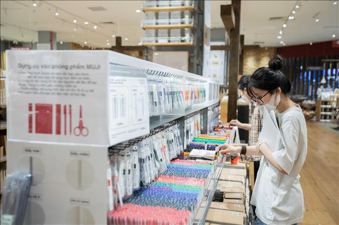 Khách hàng chọn mua đồ tại cửa hàng MUJI trong Siêu thị AEON Long Biên. Ảnh: Hoàng Hiếu - TTXVN