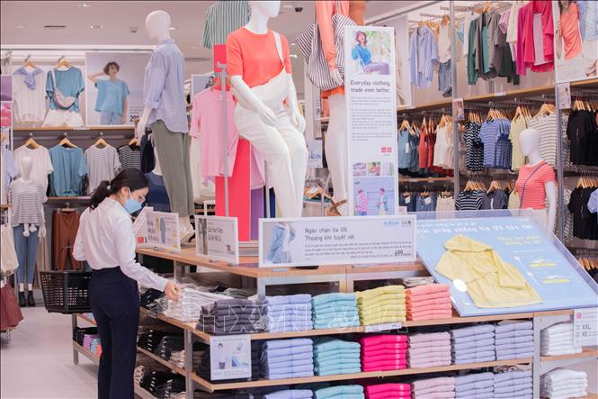 Uniqlo giữ chân khách hàng bởi chất lượng sản phẩm may mặc (ảnh chụp tại cửa hàng Uniqlo - Vincom Bà Triệu). Ảnh: Hoàng Hiếu - TTXVN