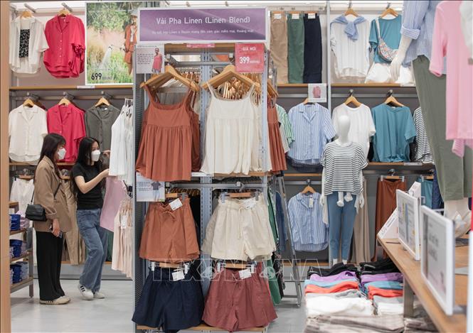 Màu sắc không quá nổi bật nhưng Uniqlo được nhiều khách hàng ưa thích bởi luôn đặt chất lượng lên đầu. Ảnh: Hoàng Hiếu - TTXVN