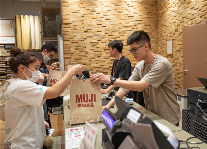 Các sản phẩm của MUJI được nhiều khách hàng ưa sự tối giản lựa chọn. Ảnh: Hoàng Hiếu - TTXVN