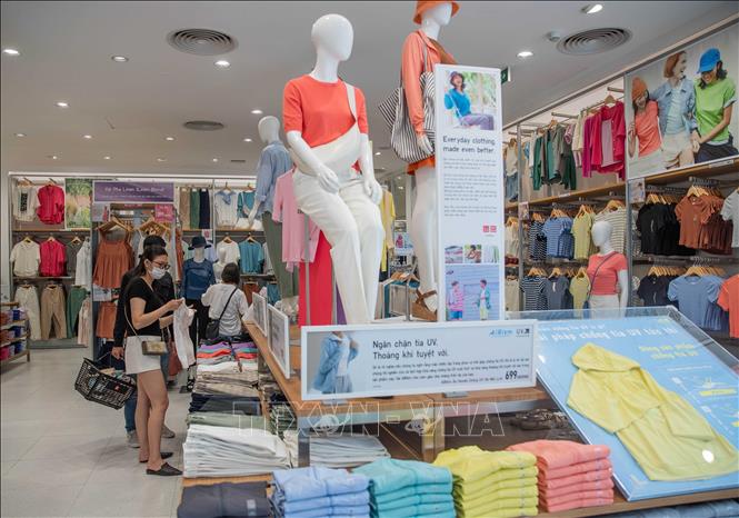 Khách hàng có thể dễ dàng lựa chọn các sản phẩm theo yêu cầu tại cửa hàng Uniqlo khu vực Vincom Bà Triệu. Ảnh: Hoàng Hiếu - TTXVN