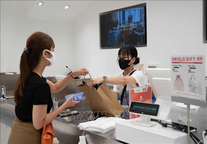 Uniqlo được khách hàng tin dùng bởi quy trình quản lý nghiêm ngặt trong sản xuất và chất lượng sản phẩm. Ảnh: Hoàng Hiếu - TTXVN