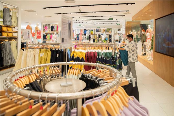 Uniqlo được khách hàng tin dùng bởi quy trình quản lý nghiêm ngặt trong sản xuất, chất lượng sản phẩm. Ảnh: Hoàng Hiếu - TTXVN