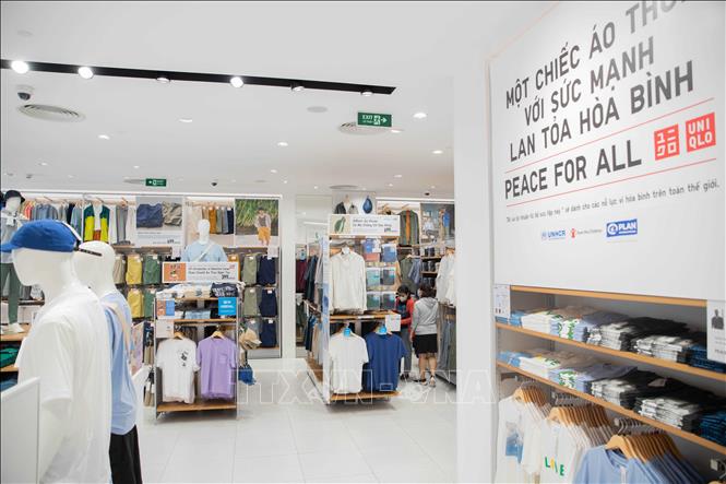 Uniqlo tập trung vào những dòng sản phẩm cơ bản như áo khoác, áo phông, áo sơ mi... Ảnh: Hoàng Hiếu - TTXVN