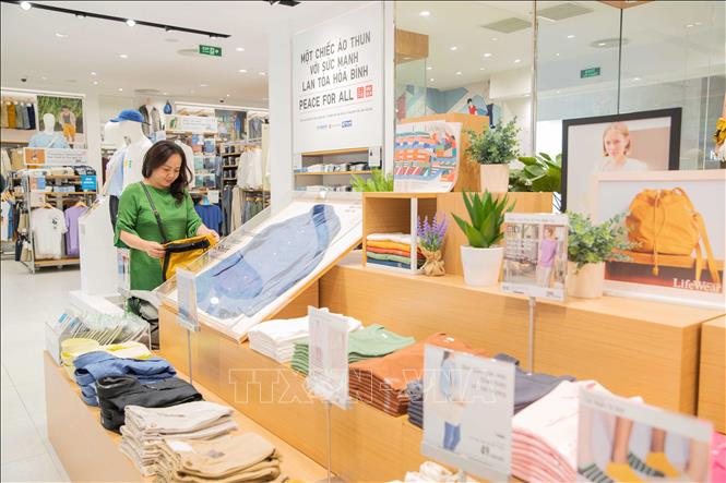 Áp dụng công nghệ, đảm bảo chất lượng sản phẩm luôn được Uniqlo đặt lên hàng đầu. Ảnh: Hoàng Hiếu - TTXVN